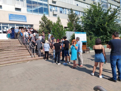 Zeci de oameni stau la coada pentru a se vaccina la Comrat - GALERIE FOTO Zeci de oameni stau la coada pentru a se vaccina la Comrat - GALERIE FOTO
