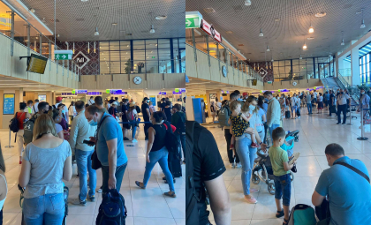 Cozi uriase - la controlul de pasapoarte in aeroportul din Chisinau - FOTO/VIDEO