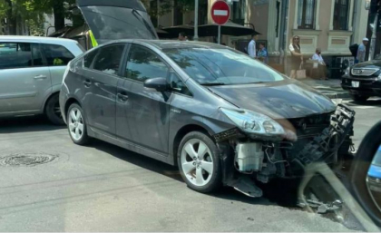 O ambulanta - implicata intr-un accident pe o strada din capitala - FOTO
