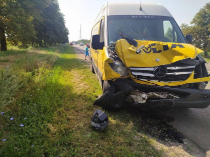 Accident in lant, la Orhei. Un microbuz a izbit violent trei automobile, doua dintre care au ajuns intr-un copac. O soferita si fiul ei - transportati la spital - FOTO Accident in lant, la Orhei. Un microbuz a izbit violent trei automobile, doua dintre care au ajuns intr-un copac. O soferita si fiul ei - transportati la spital - FOTO