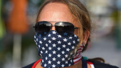 Americanii vaccinati trebuie sa poarte din nou masca in interior in zonele cu risc
Americanii vaccinati trebuie sa poarte din nou masca in interior in zonele cu risc