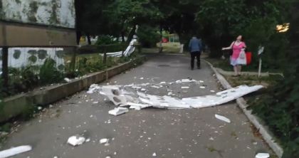 Un bloc din cartierul Posta Veche a ramas fara izolare termica. Aceasta a fost smulsa de vant: "E foarte grea. Daca ii cadea cuiva in cap.." - VIDEO