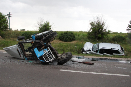 Doua persoane - transportate la spital, dupa ce un Audi s-a izbit puternic intr-un tractor. Ambele vehicule s-au rasturnat si au fost distruse in totalitate - FOTO Doua persoane - transportate la spital, dupa ce un Audi s-a izbit puternic intr-un tractor. Ambele vehicule s-au rasturnat si au fost distruse in totalitate - FOTO