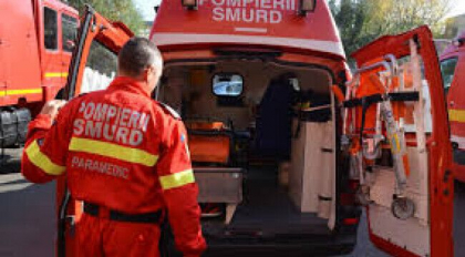 Copil de un an, mort dupa ce s-a inecat cu o bomboana. Familia a atacat echipajul SMURD, l-au lovit pe sofer si au distrus ambulanta Copil de un an, mort dupa ce s-a inecat cu o bomboana. Familia a atacat echipajul SMURD, l-au lovit pe sofer si au distrus ambulanta