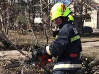40 localitati din intreaga tara au ramas fara lumina, iar mai multe drumuri au fost blocate. Pagubele provocate de rafalele de vant puternic in mai multe raioane ale tarii