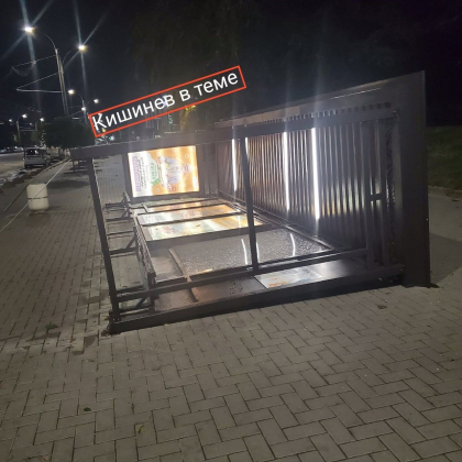 O statie de asteptare din capitala s-a prabusit la pamant din cauza vantului puternic - FOTO O statie de asteptare din capitala s-a prabusit la pamant din cauza vantului puternic - FOTO