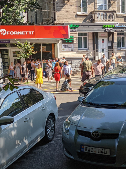 Un barbat a fost lovit de un automobil pe strada Puskin din capitala. Politia: Acesta a traversat neregulamentar strada - FOTO