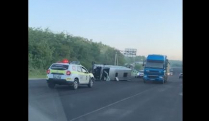 Grav accident la Orhei. Un microbuz cu pasageri s-a rasturnat - VIDEO