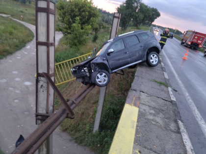 Accident la Balti. Un sofer - la un pas de a cadea de pe un pod, dupa ce a pierdut controlul volanului si a darmat parapetul de protectie - FOTO