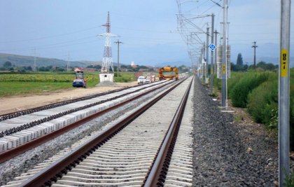 Tragedie la Floresti. Un barbat a murit in drum spre spital, dupa ce a fost strivit de un tren marfar. Politia: nu a reactionat la semnalul sonor Tragedie la Floresti. Un barbat a murit in drum spre spital, dupa ce a fost strivit de un tren marfar. Politia: nu a reactionat la semnalul sonor