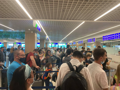 Cozi uriase la Aeroportul Chisinau. Sute de moldoveni asteapta sa iasa din tara - FOTO/VIDEO