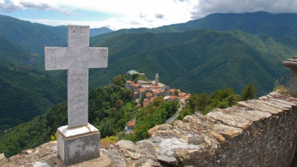 De ce a interzis biserica timp de 66 de ani inmormantarea unei fetite de doar 13 ani. Povestea Luciei De ce a interzis biserica timp de 66 de ani inmormantarea unei fetite de doar 13 ani. Povestea Luciei