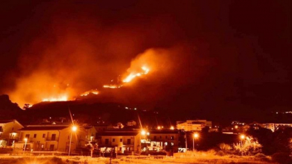 Plaja distrusa de flacari in Catania. Incendiile au ajuns in centrul orasului si ameninta aeroportul