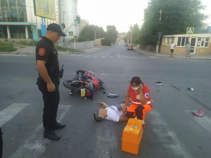 Un barbat - transportat in stare grava la spital, dupa ce motocicleta pe care o conducea a fost zdrobita de un automobil, la Comrat - FOTO Un barbat - transportat in stare grava la spital, dupa ce motocicleta pe care o conducea a fost zdrobita de un automobil, la Comrat - FOTO
