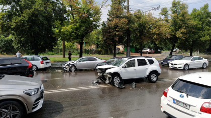 Accident in lant. Patru masini - grav avariate dupa ce s-au lovit puternic pe o strada din capitala. Ce spune politia - GALERIE FOTO
