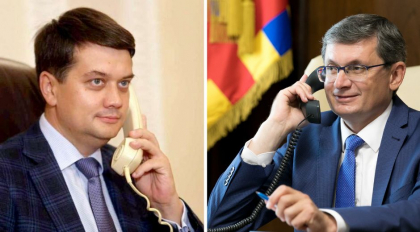 Igor Grosu a discutat la telefon cu omologul sau din Ucraina, Dmytro Razumkov: "Ne-am inteles sa efectuam un schimb de vizite" Igor Grosu a discutat la telefon cu omologul sau din Ucraina, Dmytro Razumkov: "Ne-am inteles sa efectuam un schimb de vizite"