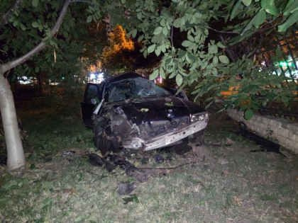 Un bot de fiare - asta a mai ramas dintr-un BMW care a intrat in gardul Universitatii Tehnice din Chisinau. Soferul - in reanimare - FOTO/VIDEO