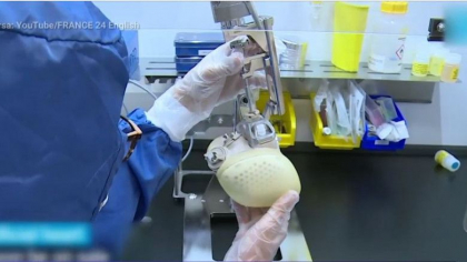 A fost construita prima inima artificiala. Cantareste aproape 1 kg si a salvat viata unui barbat de 32 de ani