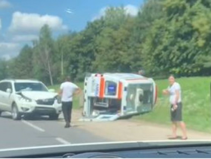 Accident grav, la Edinet. O ambulanta s-a rasturnat, dupa ce s-a lovit puternic cu un alt atoturism. Politia - la fata locului - VIDEO Accident grav, la Edinet. O ambulanta s-a rasturnat, dupa ce s-a lovit puternic cu un alt atoturism. Politia - la fata locului - VIDEO