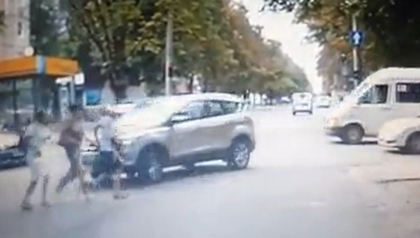 Momentul in care cativa pietoni sunt la un pas de a fi luati pe capota unui automobil, pe o trecere de pietoni din capitala. Traversau la culoare rosie a semaforului - VIDEO
Momentul in care cativa pietoni sunt la un pas de a fi luati pe capota unui automobil, pe o trecere de pietoni din capitala. Traversau la culoare rosie a semaforului - VIDEO