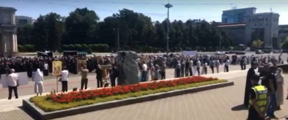 Protest in PMAN. Sute de slujitori ai bisericii sunt impotriva vaccinarii obligatorii anti-Covid-19 - VIDEO Protest in PMAN. Sute de slujitori ai bisericii sunt impotriva vaccinarii obligatorii anti-Covid-19 - VIDEO