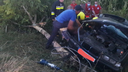 Accident la Hancesti. O minora de 14 ani a ajuns la spital, dupa ce masina in care se afla s-a rasturnat intr-un sant. Politia: Soferul a vrut sa evite un caine de pe traseu - FOTO Accident la Hancesti. O minora de 14 ani a ajuns la spital, dupa ce masina in care se afla s-a rasturnat intr-un sant. Politia: Soferul a vrut sa evite un caine de pe traseu - FOTO