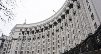Alerta in Ucraina. Un barbat a amenintat ca detoneaza o grenada in sediul Guvernului - VIDEO Alerta in Ucraina. Un barbat a amenintat ca detoneaza o grenada in sediul Guvernului - VIDEO