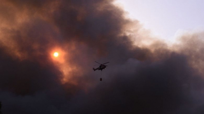 Locuitorilor din Atena li se cere sa ramana in case si sa inchida geamurile. Un nor gros de fum negru a acoperit cerul dupa incendiu Locuitorilor din Atena li se cere sa ramana in case si sa inchida geamurile. Un nor gros de fum negru a acoperit cerul dupa incendiu