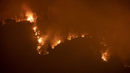 Trei calugari au refuzat sa fie evacuati din calea flacarilor violente care ard o insula in Grecia: „Ne sufocam din cauza fumului” Trei calugari au refuzat sa fie evacuati din calea flacarilor violente care ard o insula in Grecia: „Ne sufocam din cauza fumului”