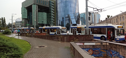 Transportul public - blocat din cauza ploii. Zeci de troleibuze stationeaza pe o strada din capitala - VIDEO Transportul public - blocat din cauza ploii. Zeci de troleibuze stationeaza pe o strada din capitala - VIDEO
