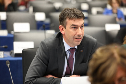 Mesajul europarlamentarului, Dragos Tudorache, dupa votarea noului Guvern: "Le urez mult succes membrilor noului guvern" Mesajul europarlamentarului, Dragos Tudorache, dupa votarea noului Guvern: "Le urez mult succes membrilor noului guvern"
