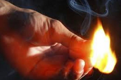 Caz teribil la Sangerei. Un barbat si-a stropit concubina cu benzina si i-a foc in propria locuinta. Cei doi erau in stare de ebrietate. Individul - retinut pentru 72 de ore