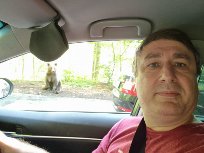 Expertul in economie, Veaceslav Ionita - langa un urs dintr-o padure din Romania: "Stiam eu ca o sa ma intalnesc cu ursul" - FOTO/VIDEO Expertul in economie, Veaceslav Ionita - langa un urs dintr-o padure din Romania: "Stiam eu ca o sa ma intalnesc cu ursul" - FOTO/VIDEO