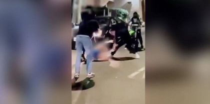 Atac brutal in strada. O femeie a fost scoasa din masina si batuta de mai multi motociclisti nervosi. VIDEO Atac brutal in strada. O femeie a fost scoasa din masina si batuta de mai multi motociclisti nervosi. VIDEO