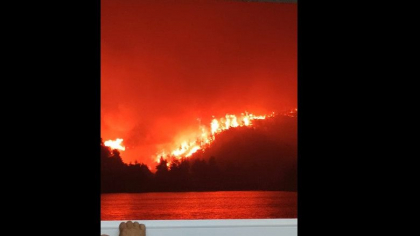 Imagini apocaliptice surprinse de pasagerul unui feribot in insula Evia. „Ce mai poate arde?” - VIDEO
