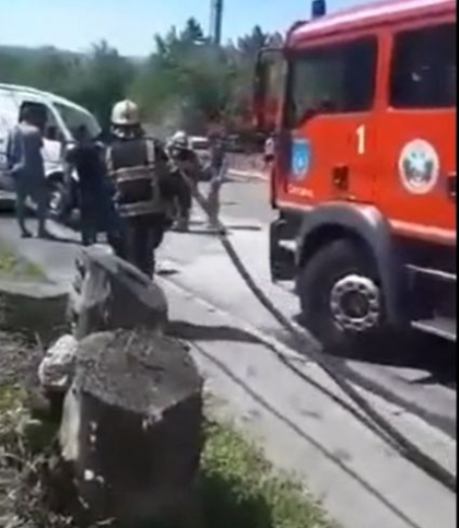 Un microbuz a luat foc pe strada Vadul lui Voda din capitala. Momentul a fost surprins de martori - VIDEO