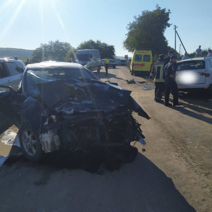 Accident grav la Ialoveni. Sase persoane, printre care un copil de cinci au ajuns la spital, dupa ce masinile in care se aflau s-au lovit puternic -  FOTO
