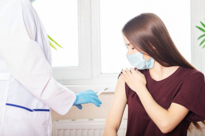 O universitate britanică oferă aproape 6.000 de euro studenţilor care s-au vaccinat complet împotriva Covid-19