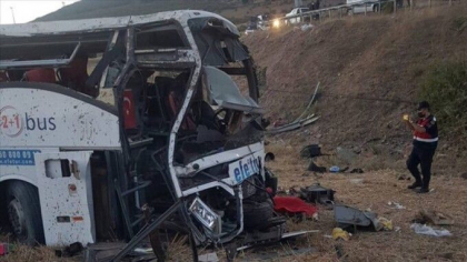 Imagini de la accidentul teribil din Turcia, unde 14 oameni au murit, iar 18 sunt raniti - FOTO Imagini de la accidentul teribil din Turcia, unde 14 oameni au murit, iar 18 sunt raniti - FOTO