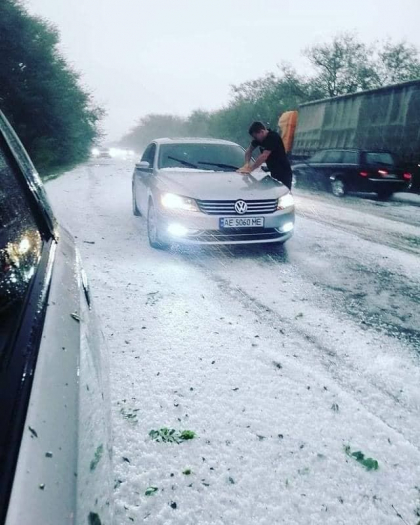 A cazut grindina si zapada in apropiere de Republica Moldova. Vezi unde au avut loc precipitatiile - FOTO/VIDEO