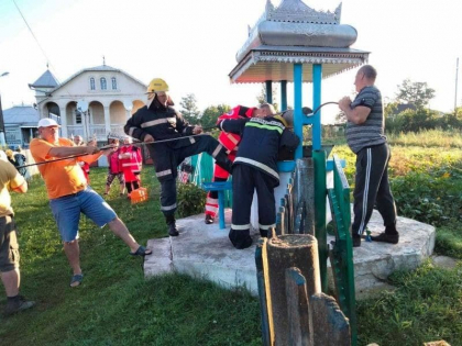 Un barbat a cazut intr-o fantana la Ocnita. Acesta a fost transportat la spital pentru investigatii medicale - FOTO Un barbat a cazut intr-o fantana la Ocnita. Acesta a fost transportat la spital pentru investigatii medicale - FOTO