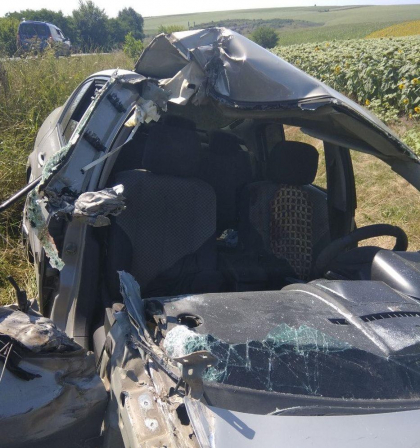 A urcat beat crita la volan, avand un pasager si s-a izbit de un alt automobil, la Soroca. Pasagerul a murit pe loc, ambii soferi - transportati la spital - FOTO A urcat beat crita la volan, avand un pasager si s-a izbit de un alt automobil, la Soroca. Pasagerul a murit pe loc, ambii soferi - transportati la spital - FOTO
