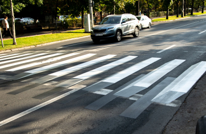 O femeie impreuna cu fiica ei - transportate de urgenta la spital, dupa ce au fost lovite de o masina pe o trecere de pietoni din capitala