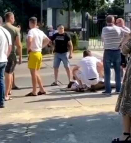 O tanara, lovita in plin de o masina pe o trecere de pietoni din capitala. Politia si ambulanta - la fata locului - VIDEO
O tanara, lovita in plin de o masina pe o trecere de pietoni din capitala. Politia si ambulanta - la fata locului - VIDEO
