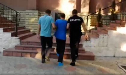 Omor la betie in capitala. Un barbat l-a batut pana la moarte pe proprietarul apartamentului in care el inchiria o odaie si a fugit din locuinta, lasandu-l sa zaca. Faptasul risca detentie pe viata - VIDEO Omor la betie in capitala. Un barbat l-a batut pana la moarte pe proprietarul apartamentului in care el inchiria o odaie si a fugit din locuinta, lasandu-l sa zaca. Faptasul risca detentie pe viata - VIDEO