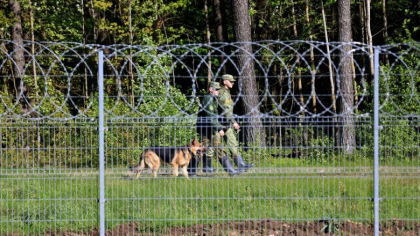 Letonia declara starea de urgenta, din cauza sutelor de migranti care se aduna la frontiera cu Belarus Letonia declara starea de urgenta, din cauza sutelor de migranti care se aduna la frontiera cu Belarus