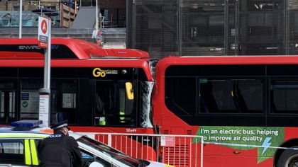 O persoana a murit, iar alte trei au fost ranite dupa ce doua autobuze s-au ciocnit in centrul Londrei