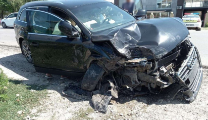 Accident grav in Gagauzia. Doua persoane au ajuns la spital, dupa ce masina in care se aflau s-a lovit puternic de un alt automobil. Automobilele - facute zob - FOTO