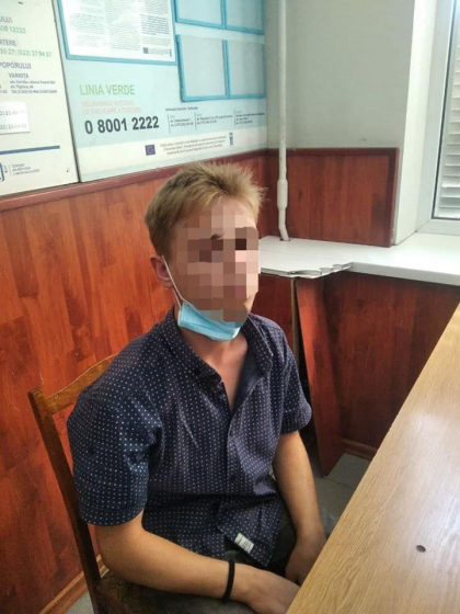 Un minor, prins drogat pe o strada din capitala. Acesta avea inca patru pachetele cu droguri - FOTO Un minor, prins drogat pe o strada din capitala. Acesta avea inca patru pachetele cu droguri - FOTO