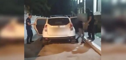 L-a batut in plina strada si i-a furat telefonul mobil unui trecator. Un barbat - retinut pentru 72 de ore. Ce risca faptasul - VIDEO L-a batut in plina strada si i-a furat telefonul mobil unui trecator. Un barbat - retinut pentru 72 de ore. Ce risca faptasul - VIDEO